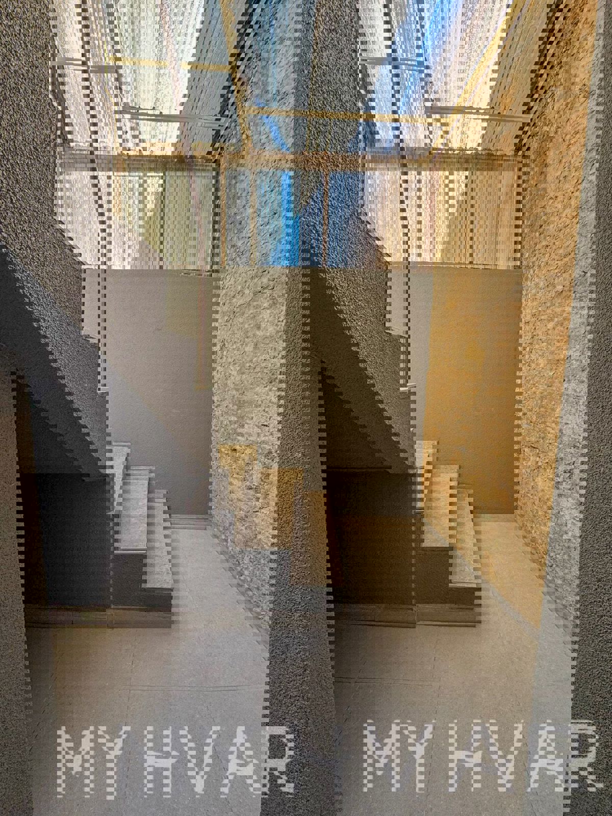 Casa in pietra con garage