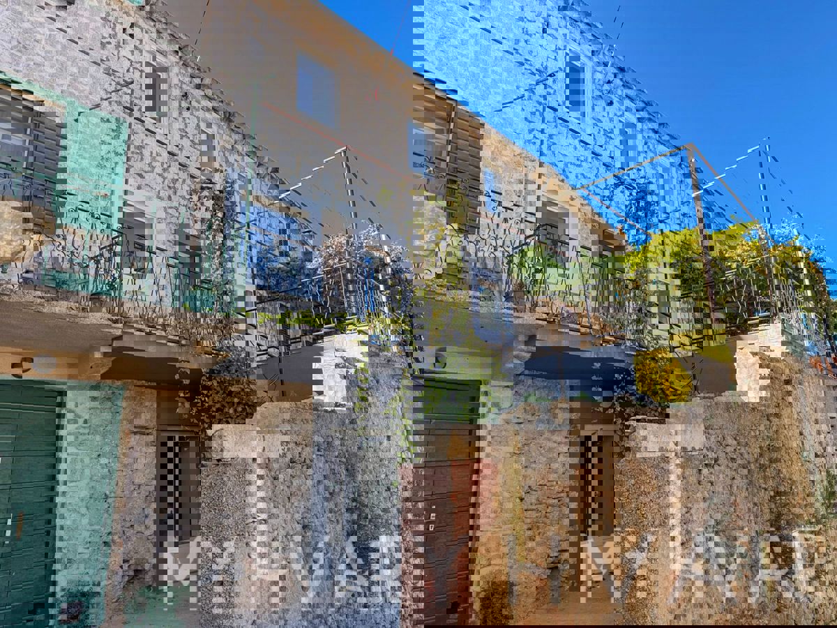 Casa in pietra con garage