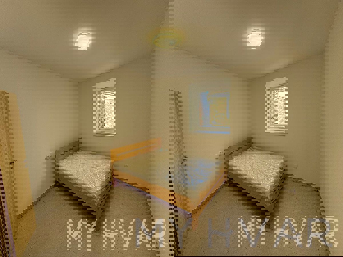 Casa in pietra con garage