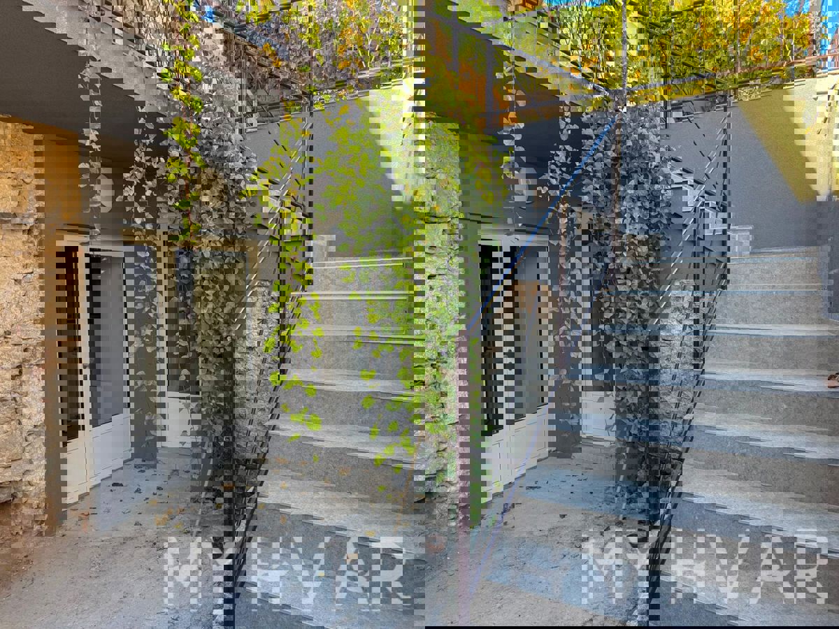 Casa in pietra con garage