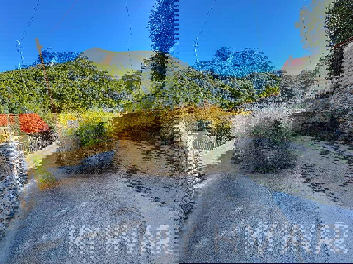 Casa in pietra con garage