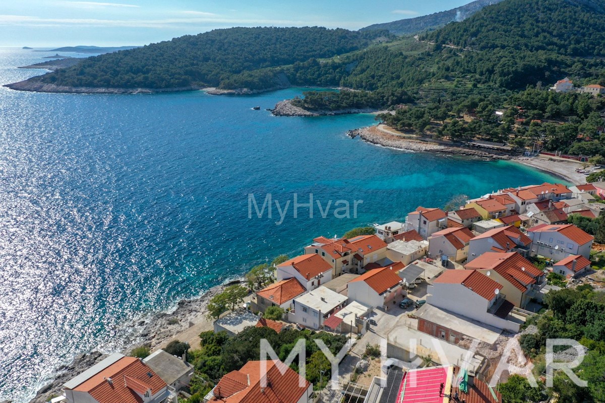 Terreno edificabile a Milna - Prima fila al mare