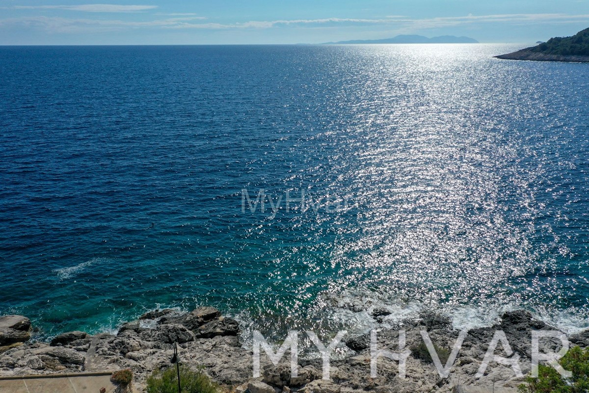 Terreno edificabile a Milna - Prima fila al mare