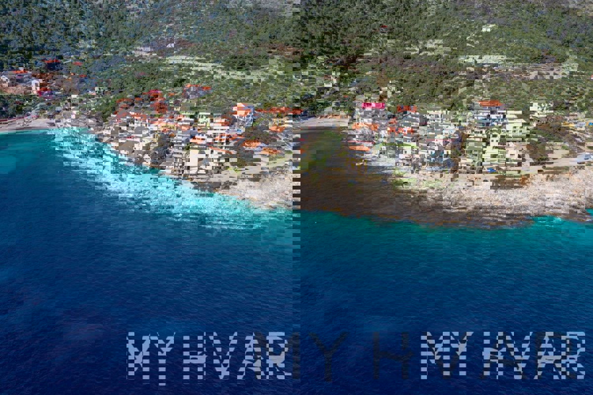 Terreno edificabile a Milna - Prima fila al mare