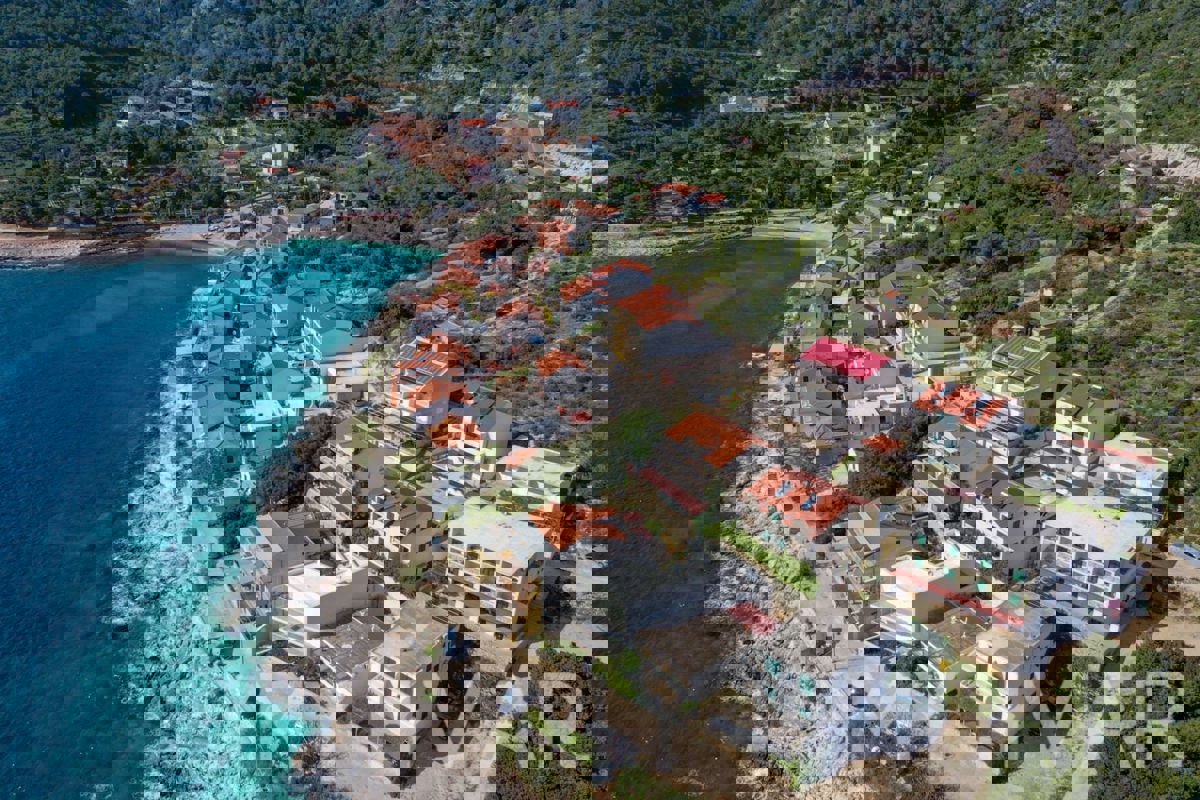 Terreno edificabile a Milna - Prima fila al mare