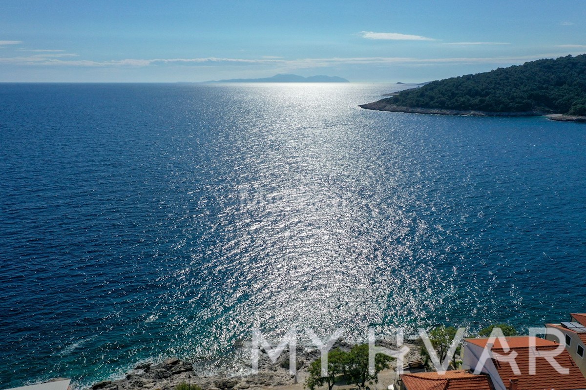 Terreno edificabile a Milna - Prima fila al mare