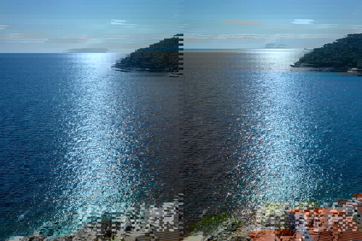 Terreno edificabile a Milna - Prima fila al mare