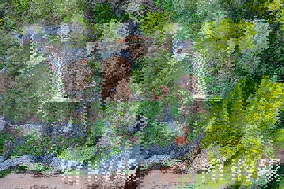 Capanne di pietra nascoste a Mudri Dolac