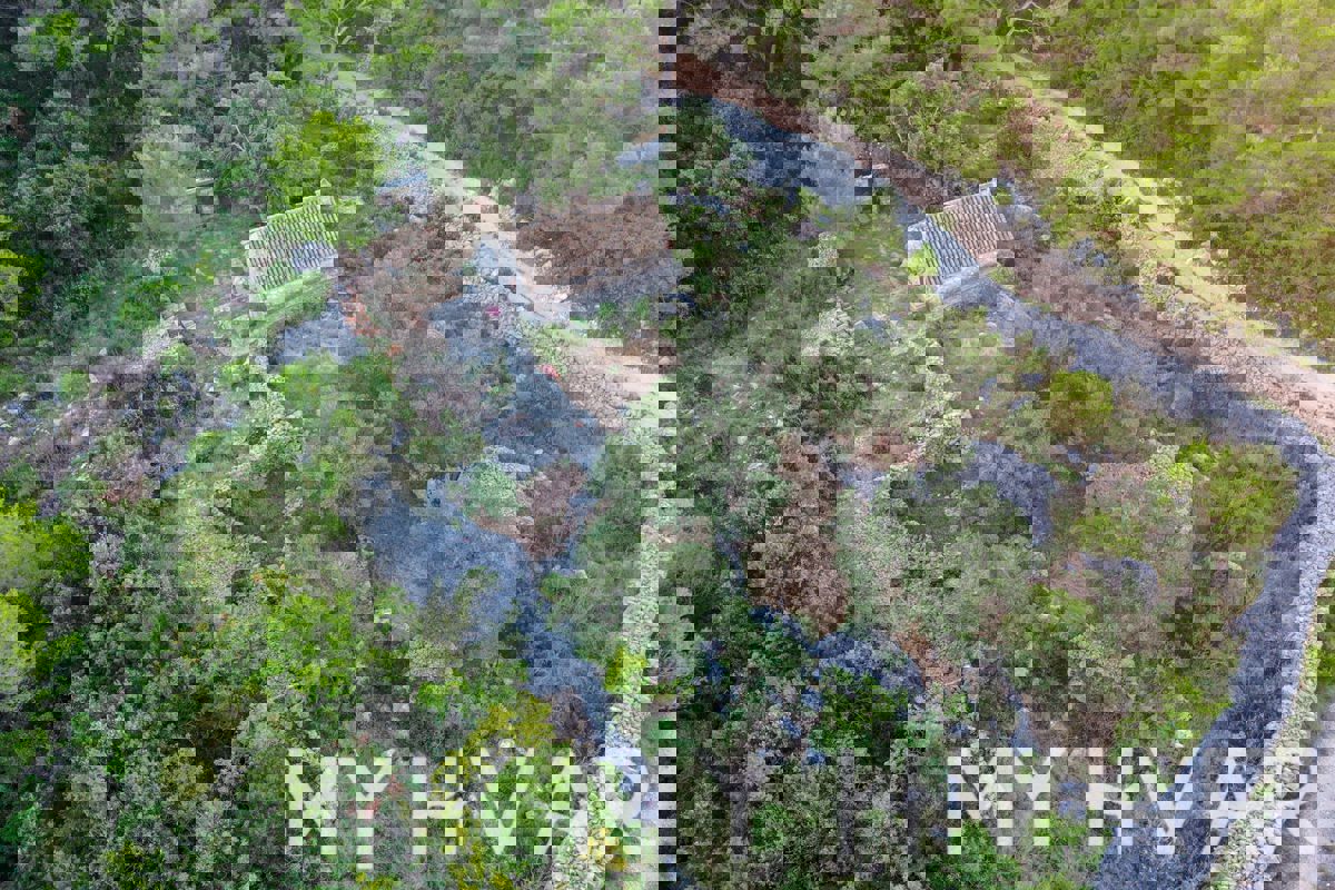 Capanne di pietra nascoste a Mudri Dolac