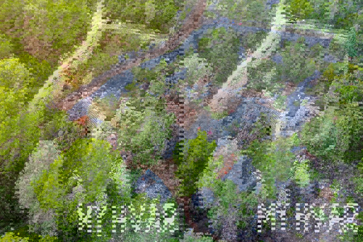 Capanne di pietra nascoste a Mudri Dolac