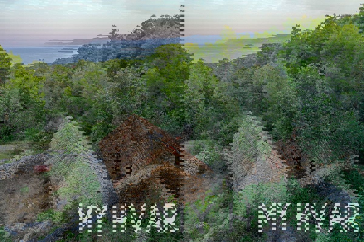 Capanne di pietra nascoste a Mudri Dolac