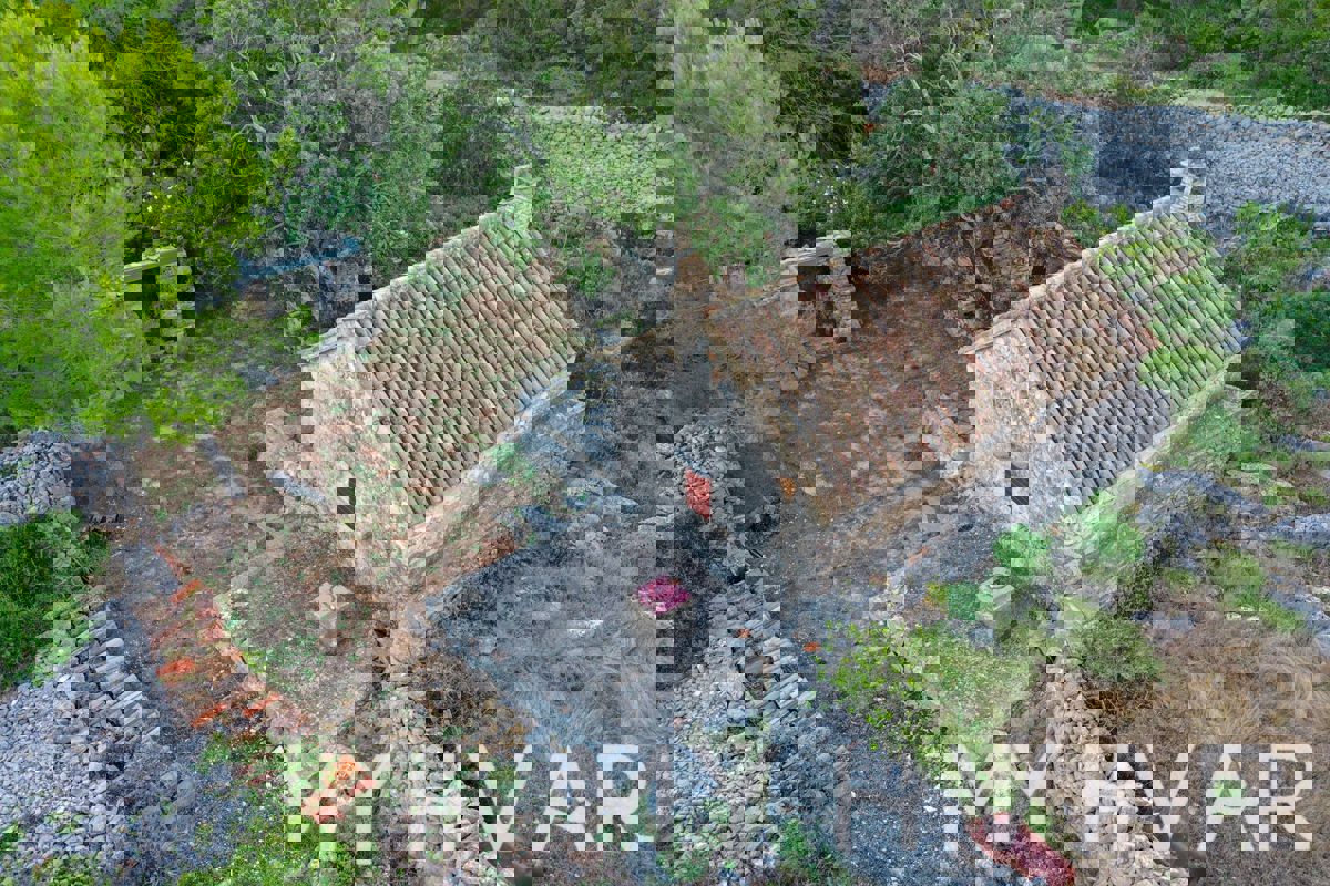 Capanne di pietra nascoste a Mudri Dolac