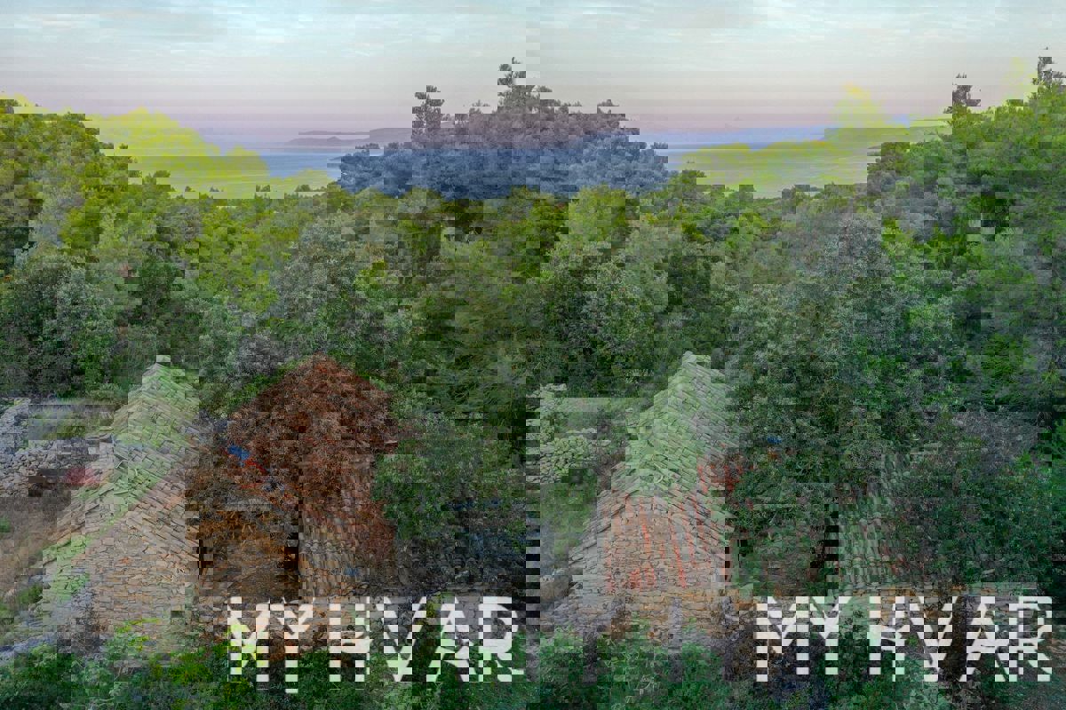 Capanne di pietra nascoste a Mudri Dolac