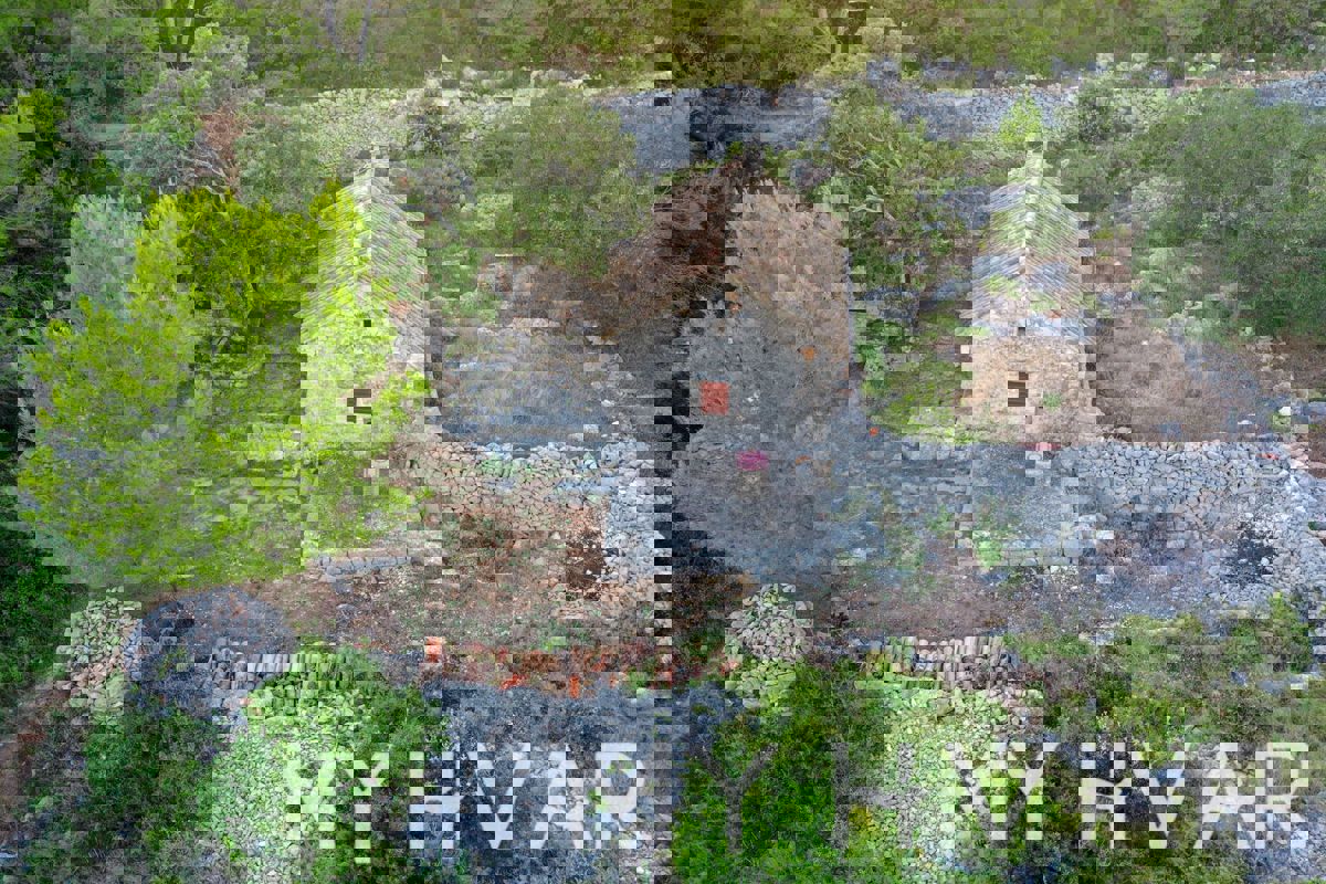 Capanne di pietra nascoste a Mudri Dolac