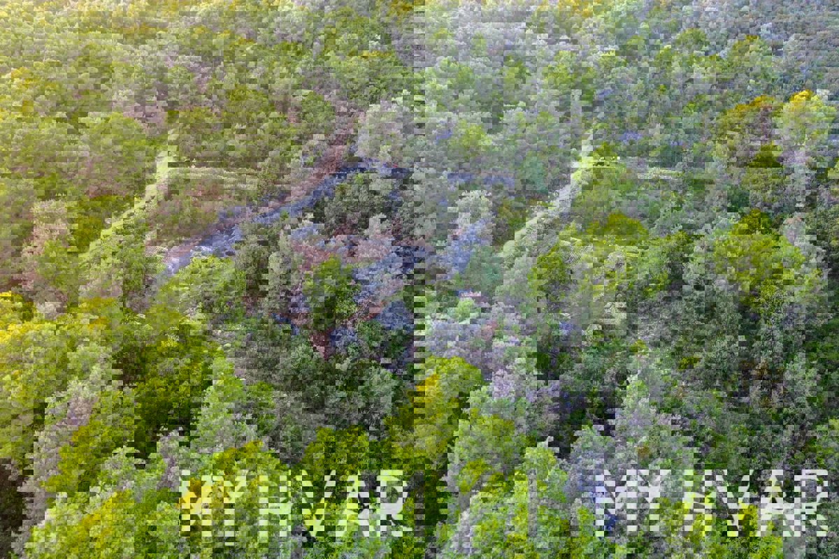 Capanne di pietra nascoste a Mudri Dolac