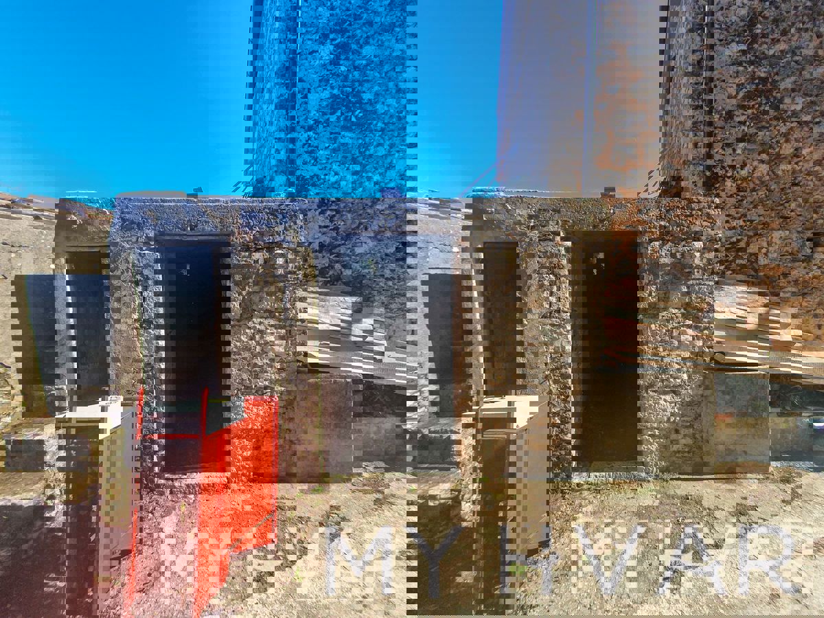 Casa nascosta a Svirče