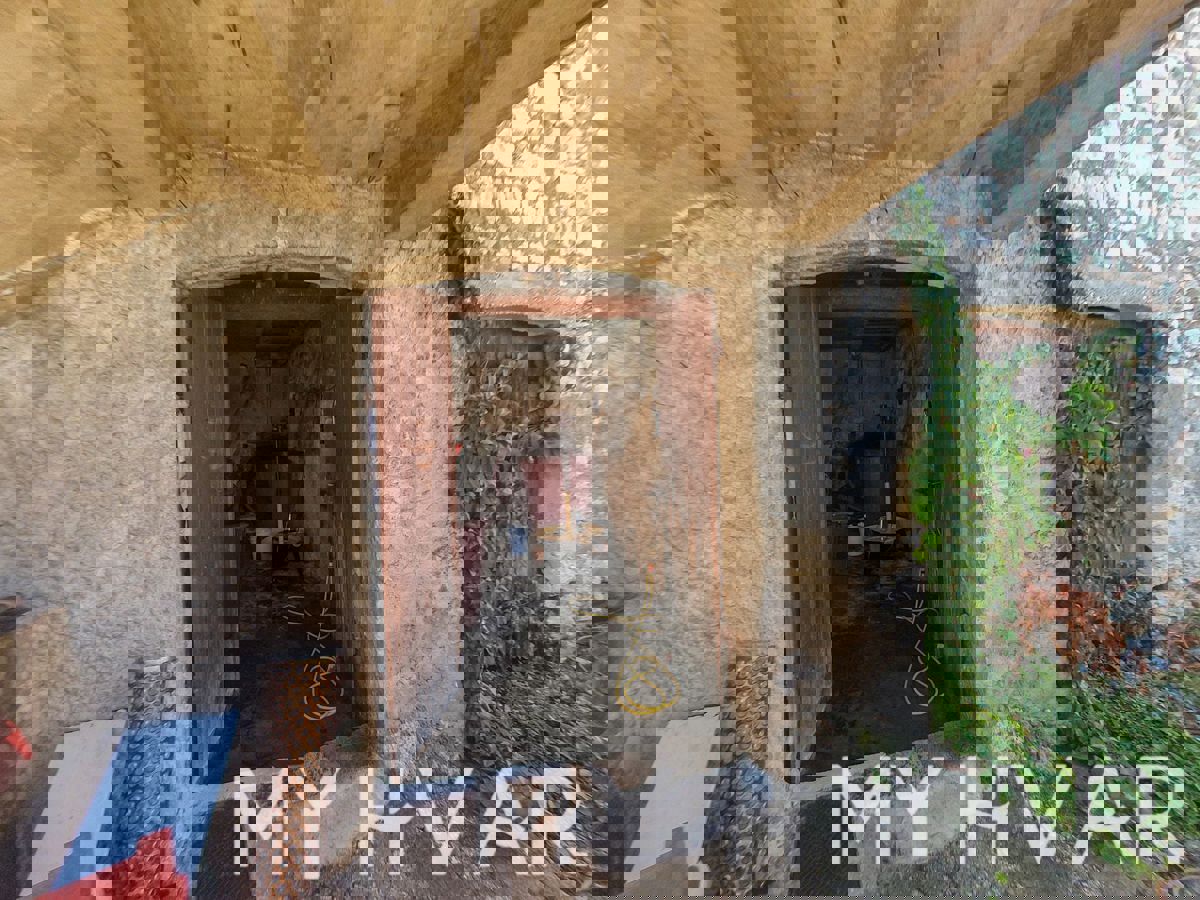 Casa nascosta a Svirče