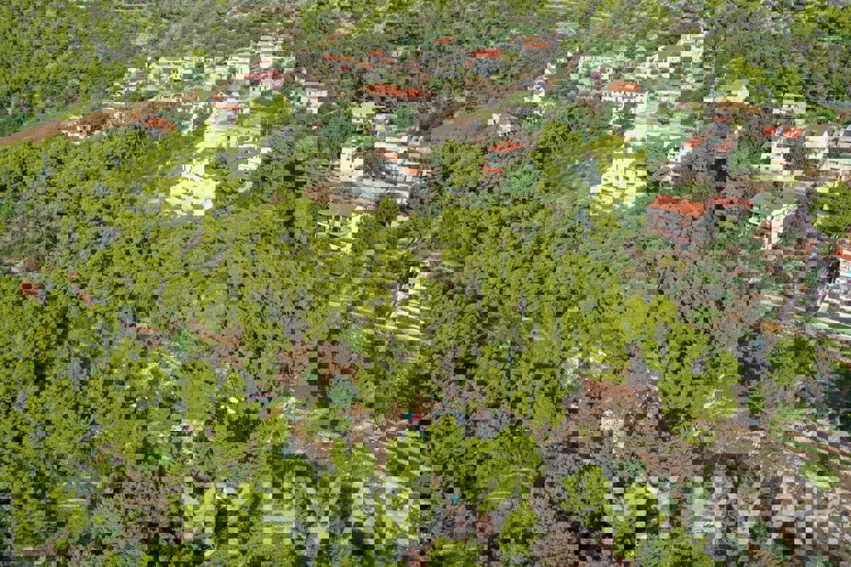 Edificio con terreno vista mare a Zavala est