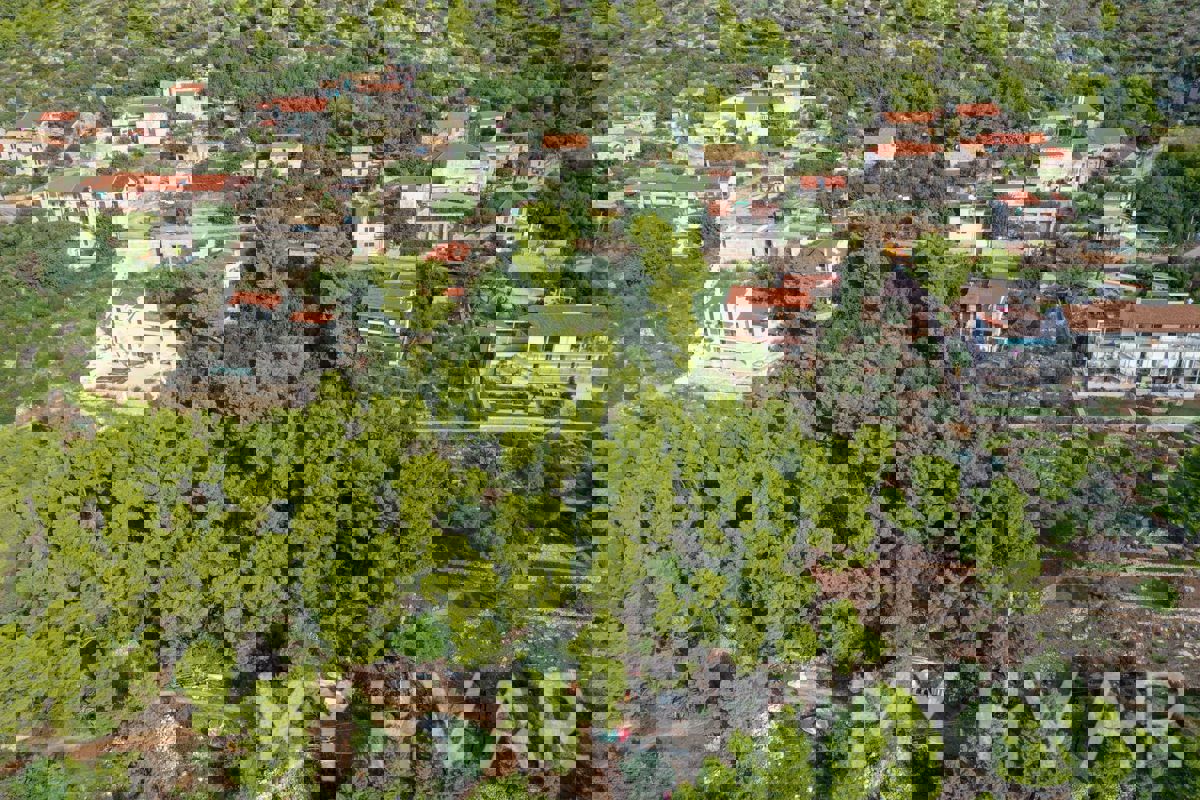 Edificio con terreno vista mare a Zavala est