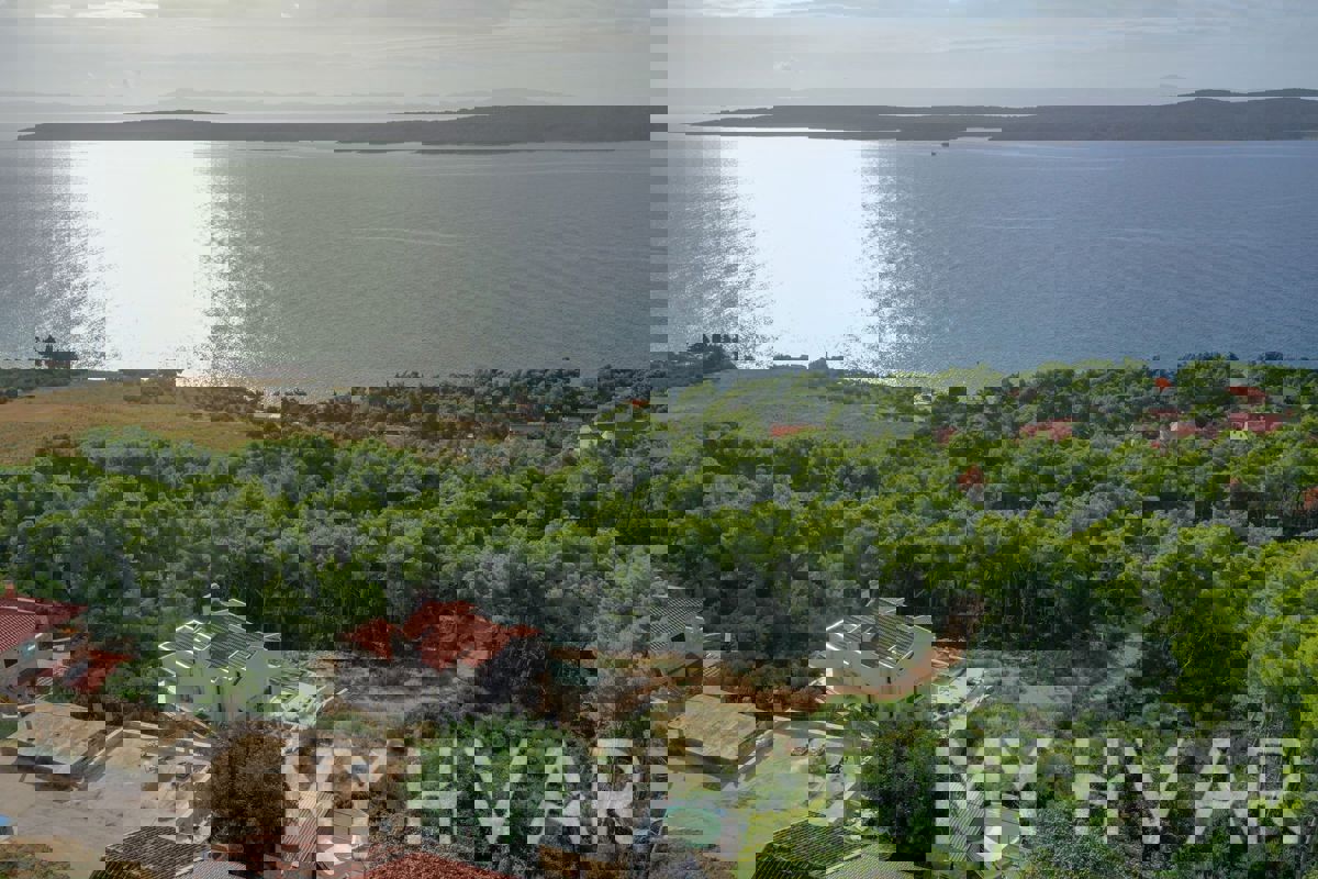 Edificio con terreno vista mare a Zavala est