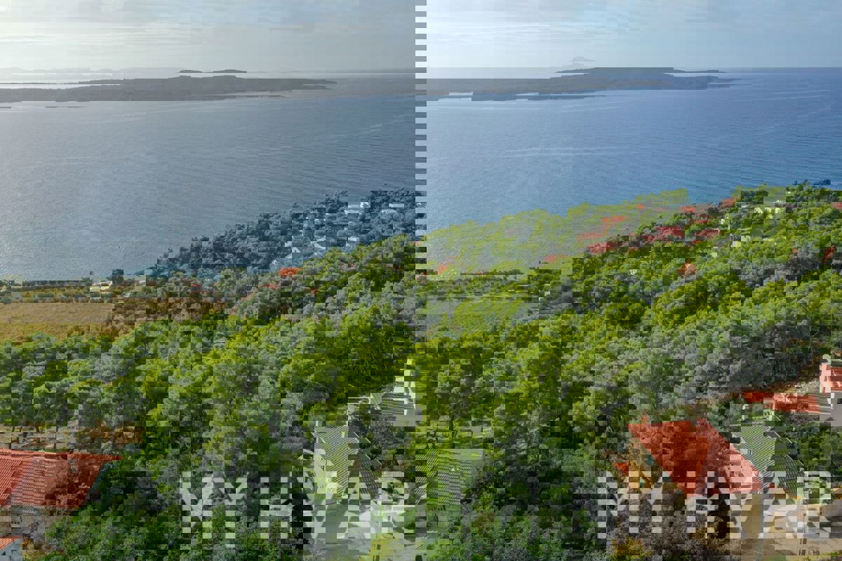 Edificio con terreno vista mare a Zavala est