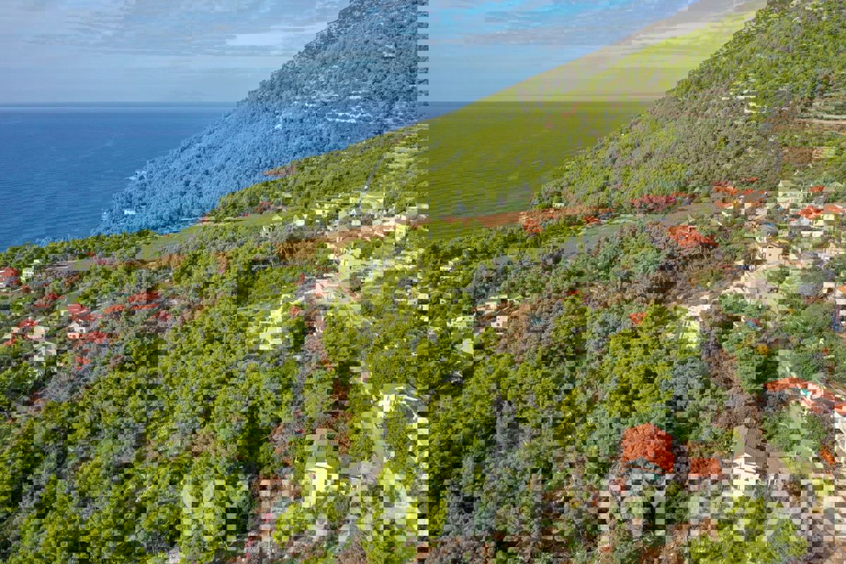 Edificio con terreno vista mare a Zavala est