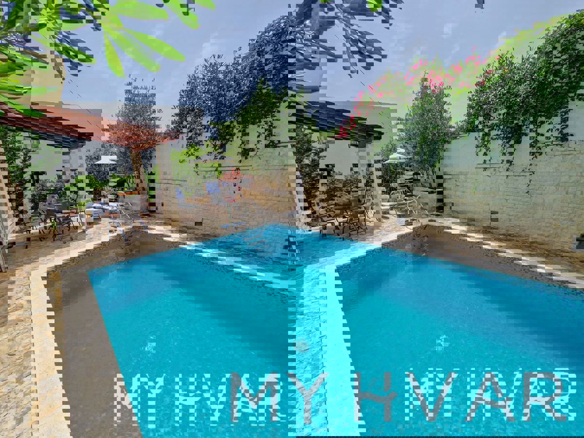 Villa con piscina a Vitarnja