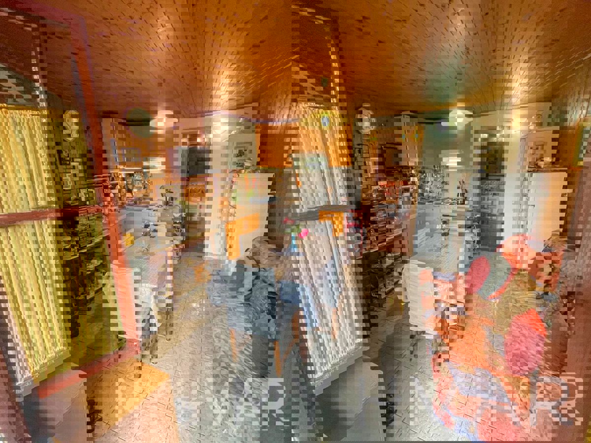 Casa bifamiliare, fattoria e uliveto sul mare a Hvar