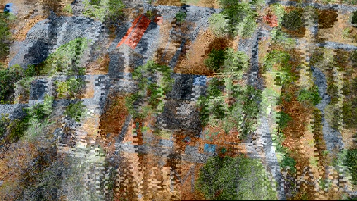 Casa bifamiliare, fattoria e uliveto sul mare a Hvar