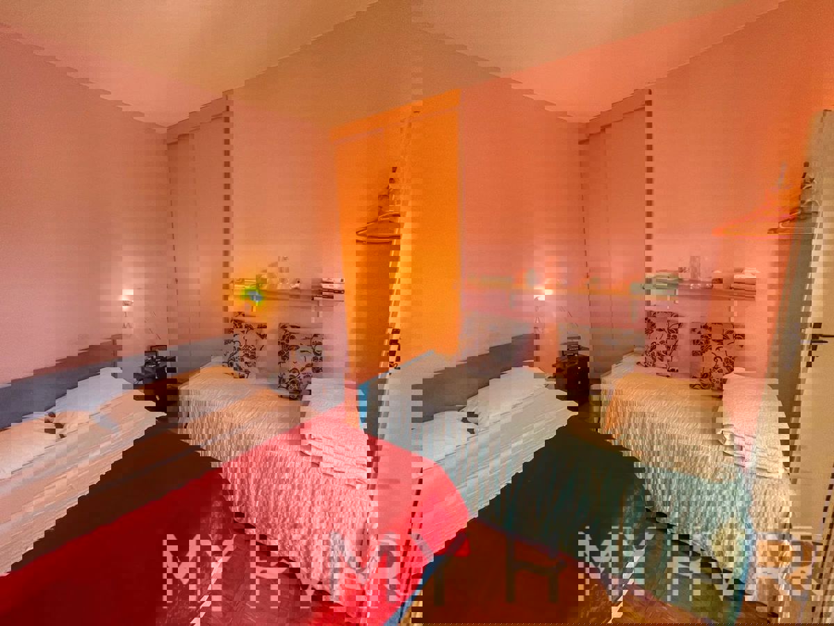 Casa bifamiliare, fattoria e uliveto sul mare a Hvar