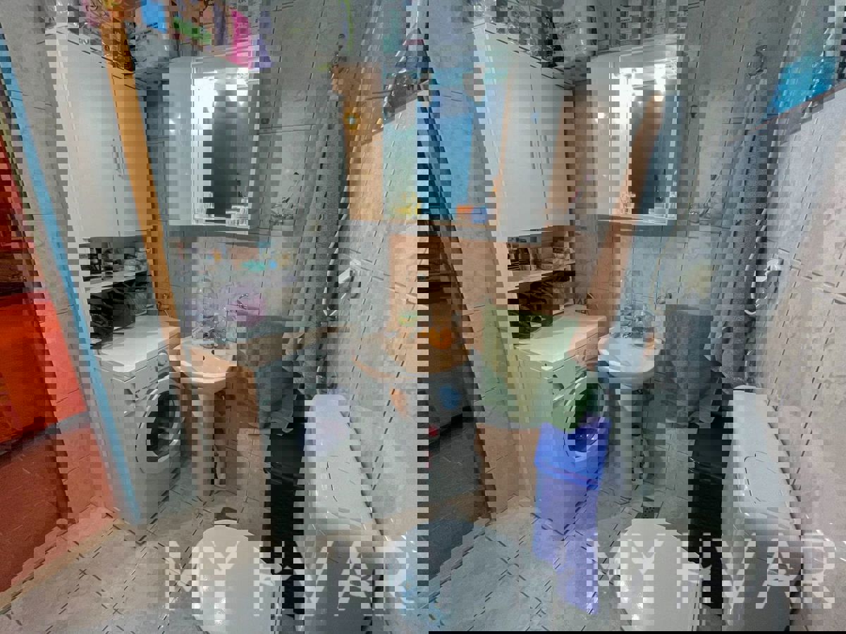 Casa bifamiliare, fattoria e uliveto sul mare a Hvar