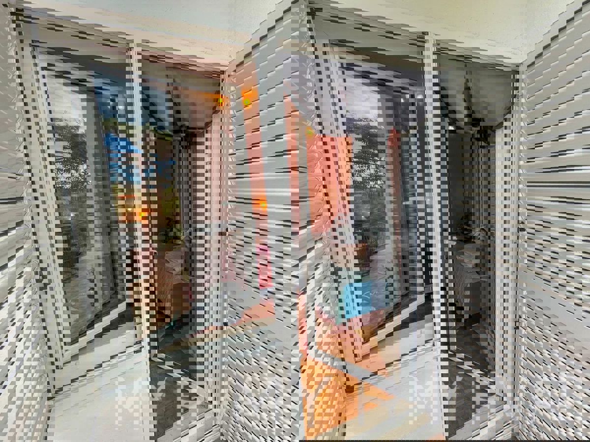 Casa bifamiliare, fattoria e uliveto sul mare a Hvar