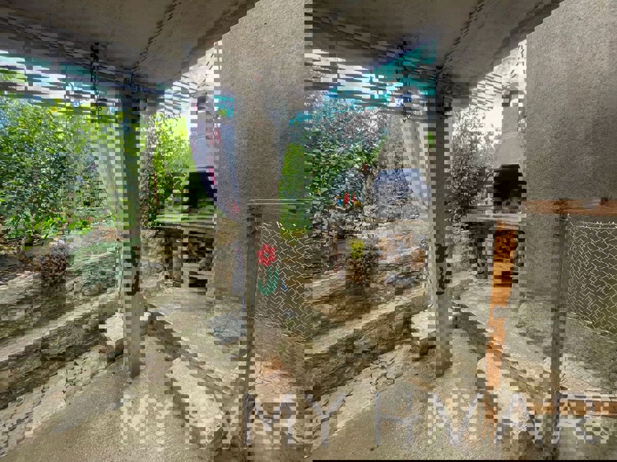 Casa bifamiliare, fattoria e uliveto sul mare a Hvar