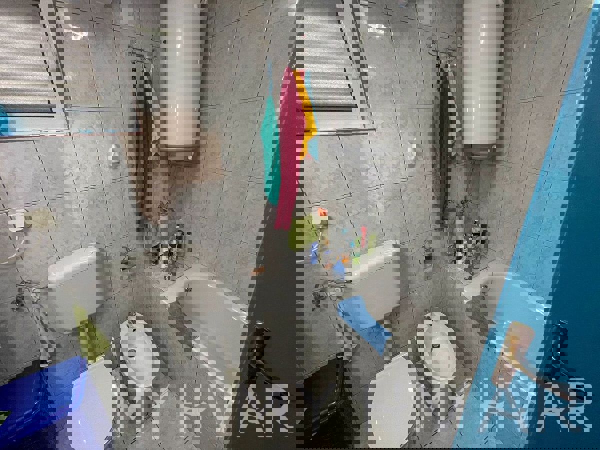 Casa bifamiliare, fattoria e uliveto sul mare a Hvar