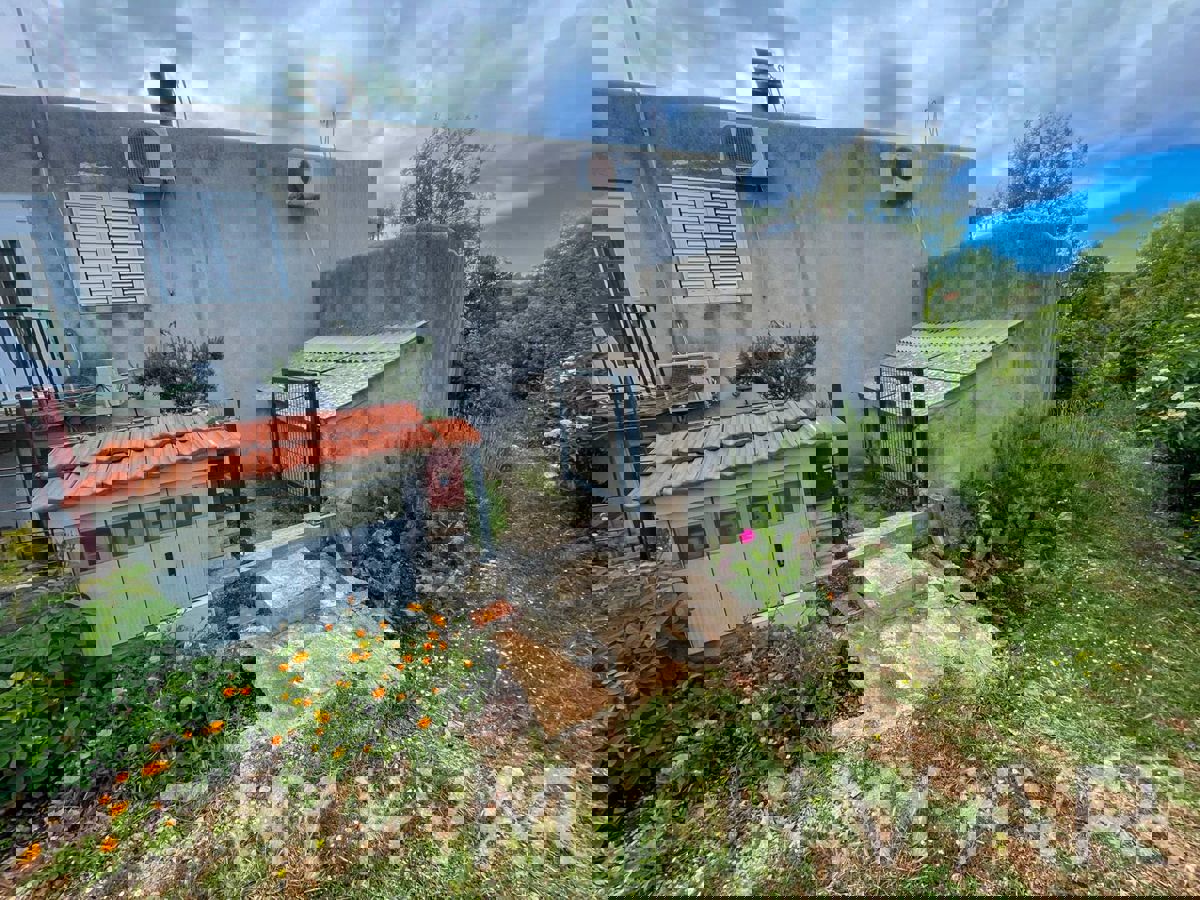 Casa bifamiliare, fattoria e uliveto sul mare a Hvar