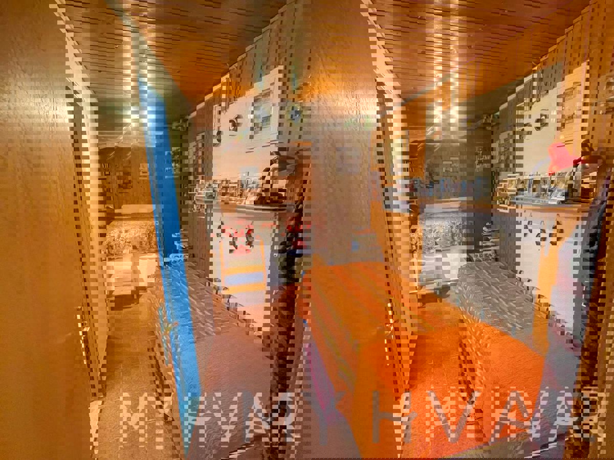 Casa bifamiliare, fattoria e uliveto sul mare a Hvar