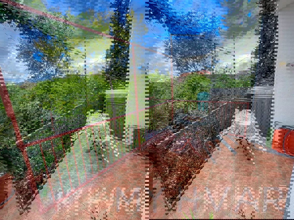 Casa bifamiliare, fattoria e uliveto sul mare a Hvar