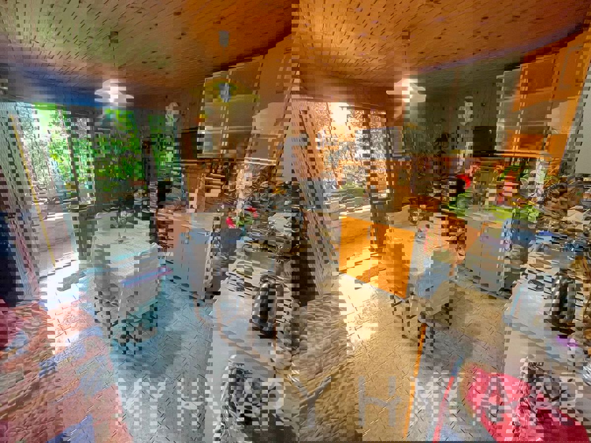 Casa bifamiliare, fattoria e uliveto sul mare a Hvar