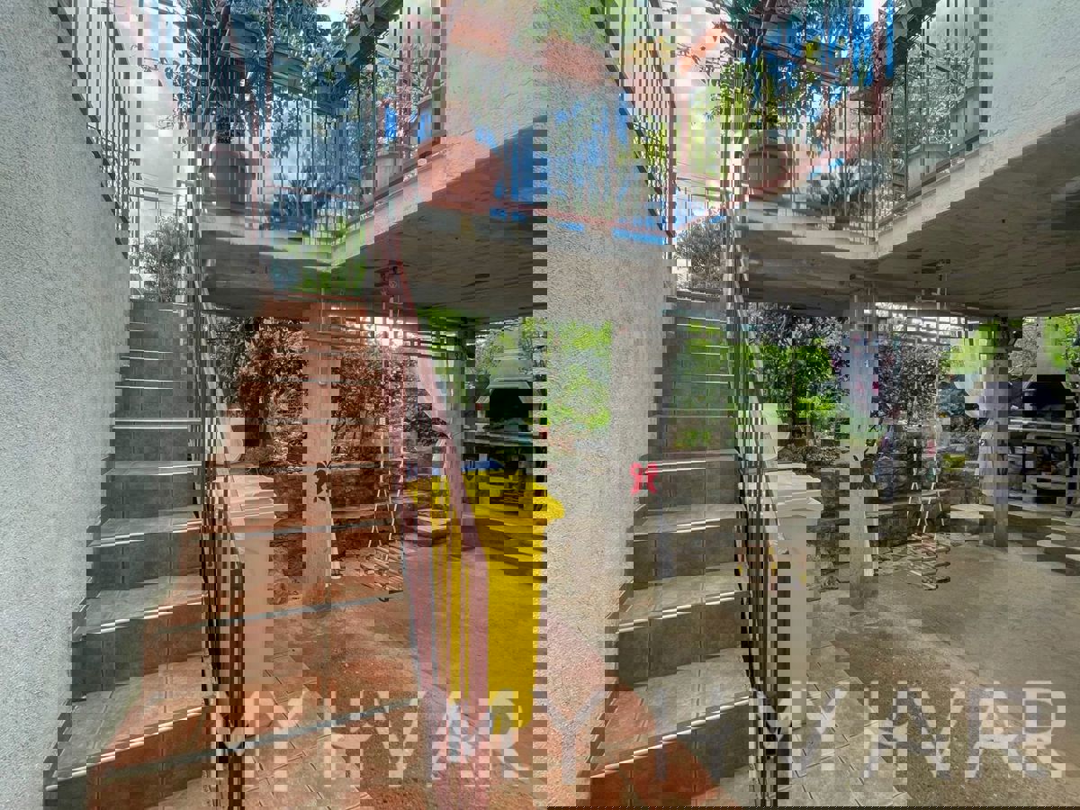 Casa bifamiliare, fattoria e uliveto sul mare a Hvar