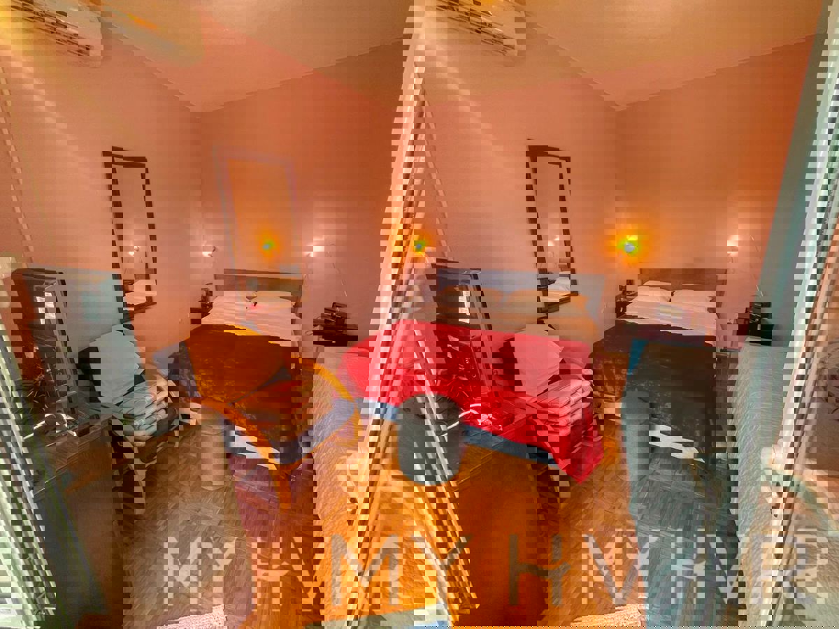 Casa bifamiliare, fattoria e uliveto sul mare a Hvar