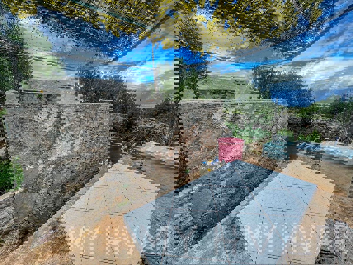 Casa bifamiliare, fattoria e uliveto sul mare a Hvar