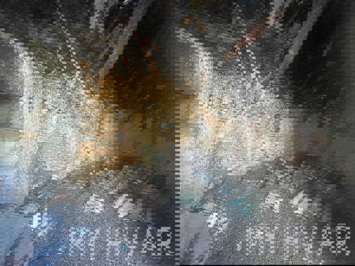 Casa bifamiliare con capanne in pietra a Bogomolje