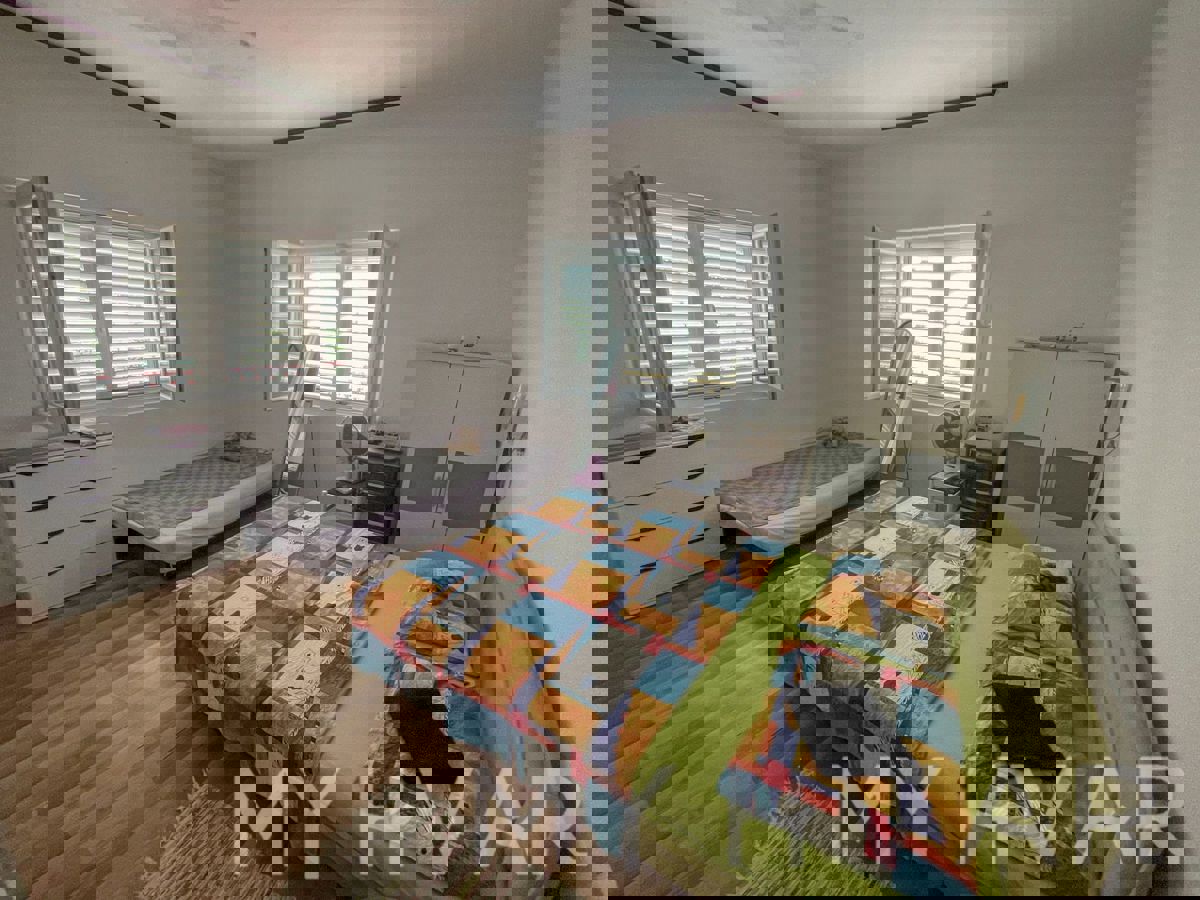 Casa bifamiliare con capanne in pietra a Bogomolje