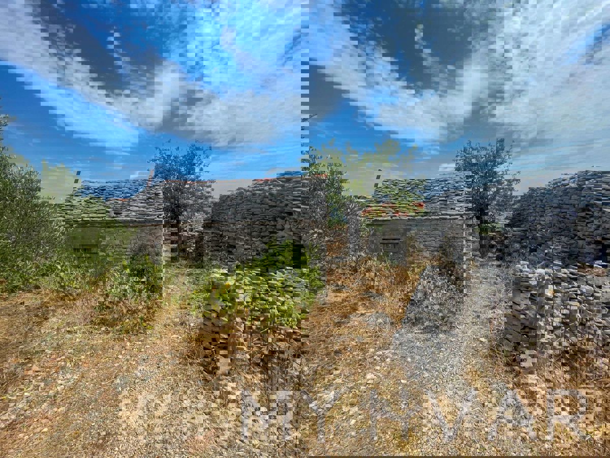 Casa bifamiliare con capanne in pietra a Bogomolje