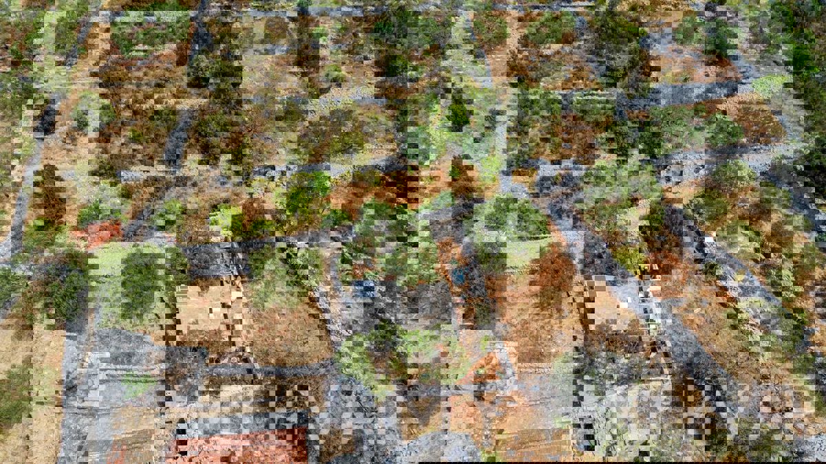 Casa bifamiliare con capanne in pietra a Bogomolje