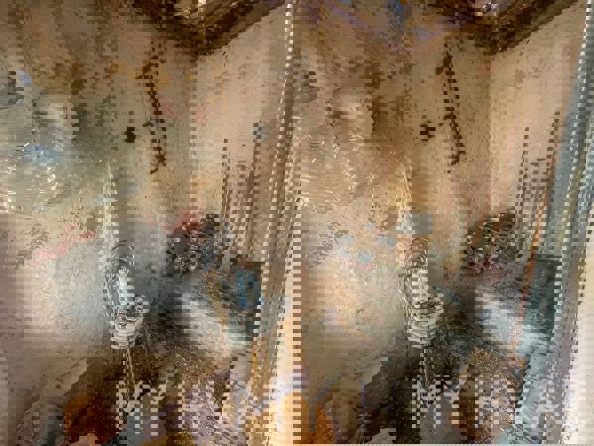 Casa bifamiliare con capanne in pietra a Bogomolje