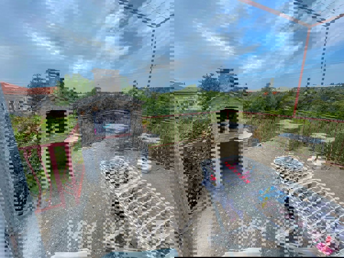 Casa bifamiliare con capanne in pietra a Bogomolje