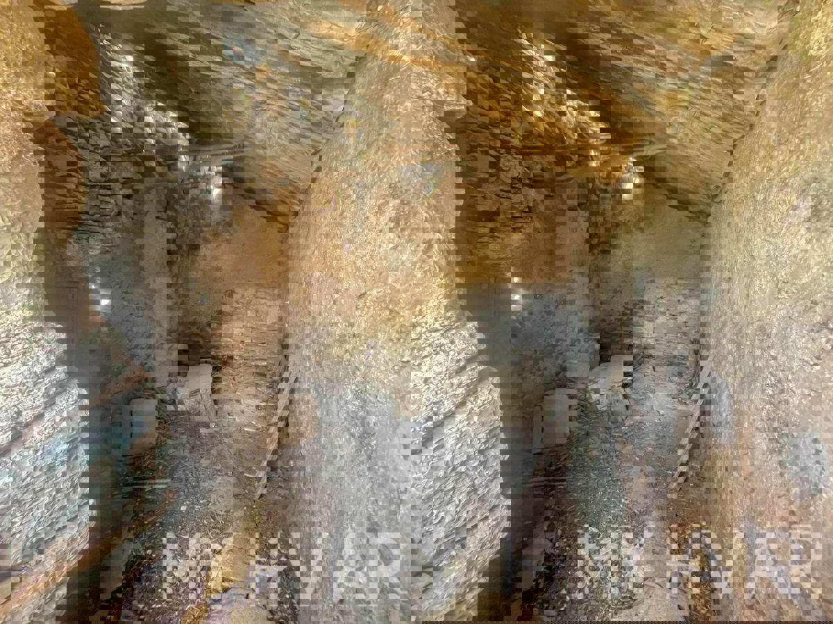 Casa bifamiliare con capanne in pietra a Bogomolje