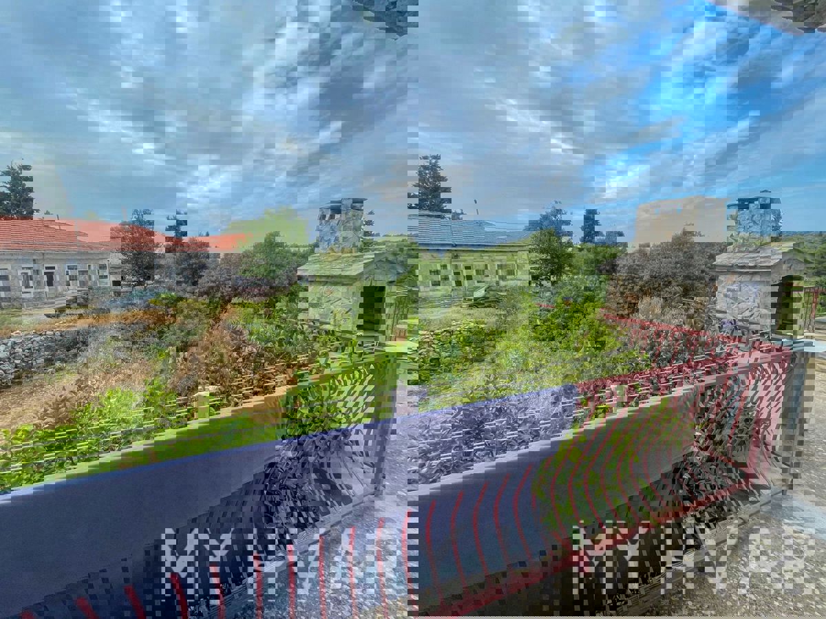 Casa bifamiliare con capanne in pietra a Bogomolje