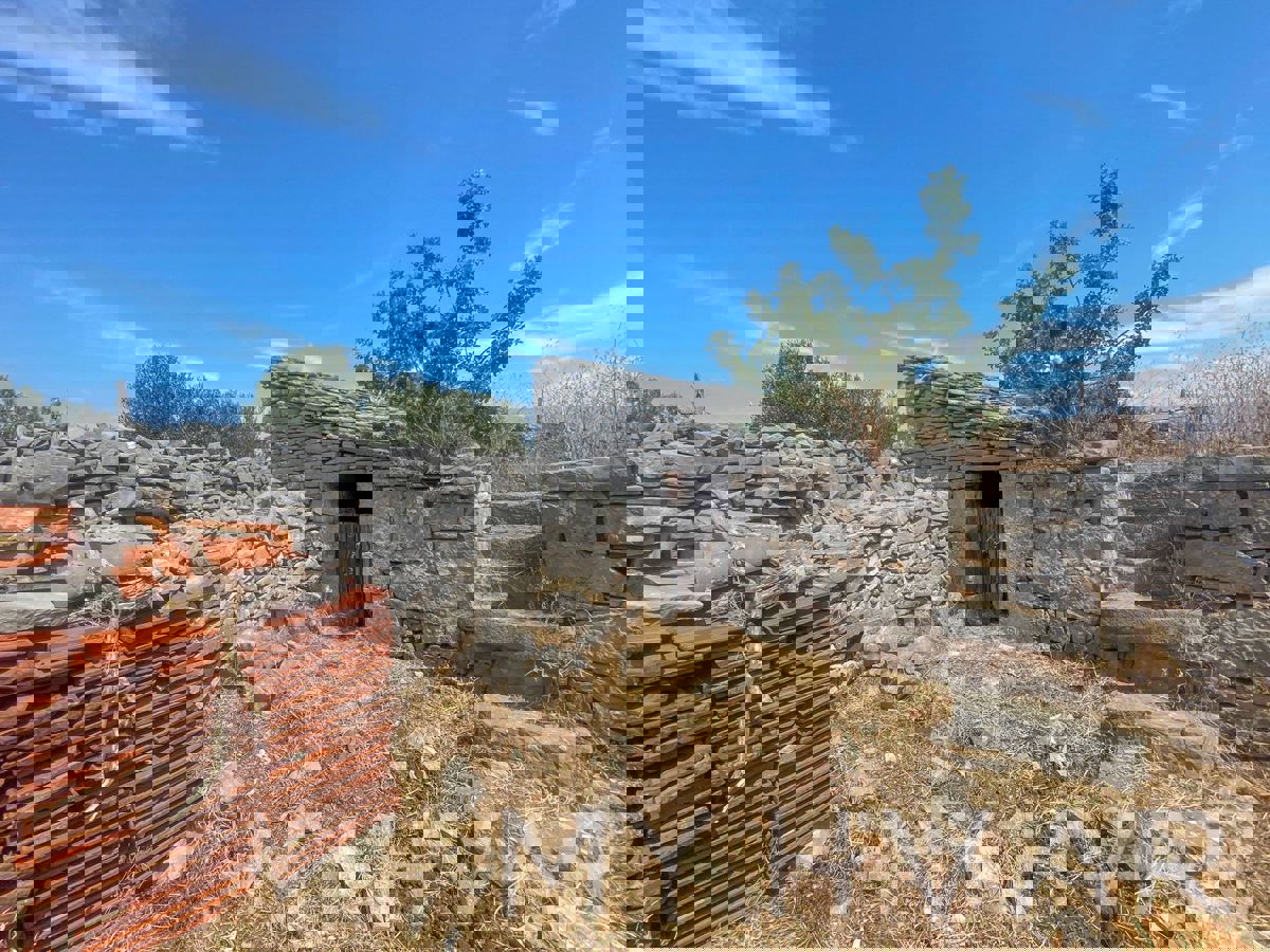 Casa bifamiliare con capanne in pietra a Bogomolje